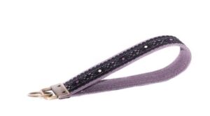 Võtmehoidja „Tuhm lavendel˙ – pitsi ja Swarovski kristallidega
