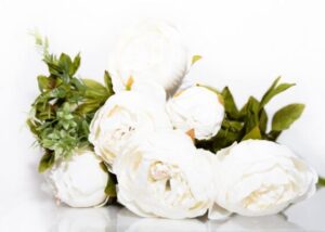 Kunstlillekimp pojengid ˙Antiikvalge˙ – toorsiidist (48cm)