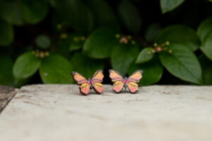 Kõrvarõngad ˙Liblikas˙ - roosa-kollakas, kristall, puidust (19×25 mm)