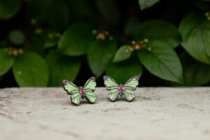 Kõrvarõngad ˙Liblikas˙ – roheline, kristall, puidust (19×25 mm)