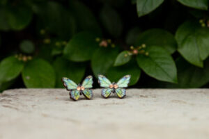 Kõrvarõngad ˙Liblikas˙ – sinakas-roheline, kristall, puidust (19×25 mm)