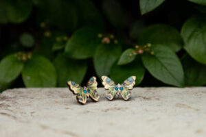 Kõrvarõngad ˙Liblikas˙ – sinakas, kristall, puidust (19×25 mm)