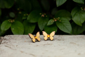 Kõrvarõngad ˙Liblikas˙ - kollane, kristall, puidust (19×25 mm)