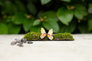 Kõrvarõngad ˙Liblika tiivad˙ – kollane, puidust (19×11 mm)