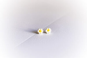 Kõrvarõngad ˙Karikakra õis˙ 10×10 mm – Katariina ehted, Eesti disain