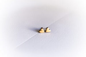 Kõrvarõngad ˙Südamed˙ – kuldsed, glasuuritud, puidust (6×6mm)