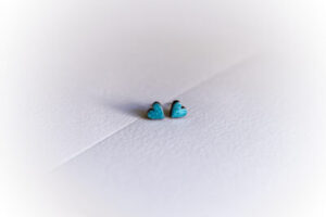 Kõrvarõngad ˙Südamed˙ – sinised, glasuuritud, puidust (6×6mm)