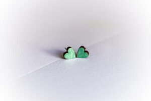 Kõrvarõngad ˙Südamed˙ – rohelised, glasuuritud, puidust (10×10 mm)