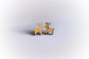 Kõrvarõngad ˙Põder˙ – kadakapuust, hõbetatud ehteosad (15×15 mm)