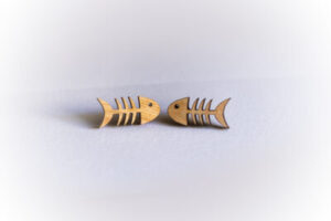 Kõrvarõngad ˙Kala˙ – kadakapuust, hõbetatud postid (20×10 mm)