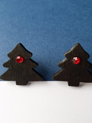 Kõrvarõngad ˙Kuusk˙ - matt must, punane kristall, puidust (20×20 mm)