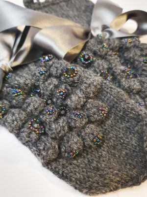 Käsitsi kootud kindad „Mummud˙ – meriino vill, pärlite ja kristallidega