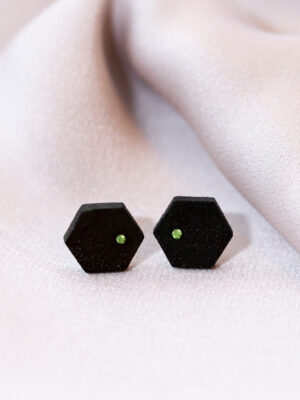 Kõrvarõngad ˙Classic˙ – must matt, roheline kristall, puidust (10×10 mm)