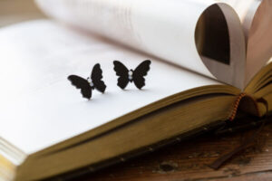 Kõrvarõngad ˙Liblikas˙ – matt must, valge ja helesinine opaliitkristall, puidust (19×25 mm)