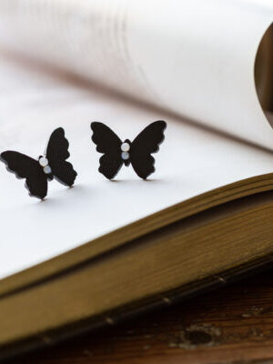 Kõrvarõngad ˙Liblikas˙ – matt must, valge ja helesinine opaliitkristall, puidust (19×25 mm)