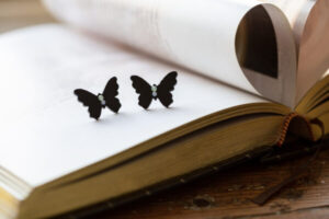 Kõrvarõngad ˙Liblikas˙ – must matt, kristalliga, puidust (19×25 mm)