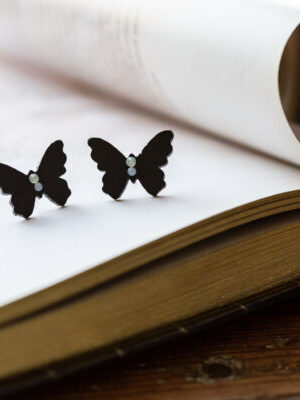 Kõrvarõngad ˙Liblikas˙ – must matt, kristalliga, puidust (19×25 mm)