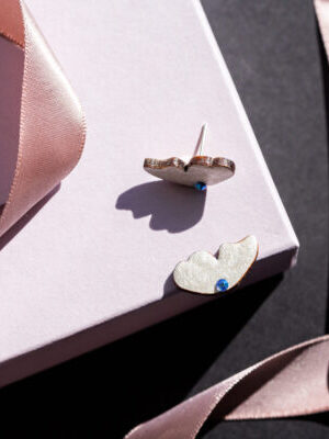 Kõrvarõngad ˙Liblika tiivad˙ – pärlmutter valge, helesinine kristall (12×22 mm)