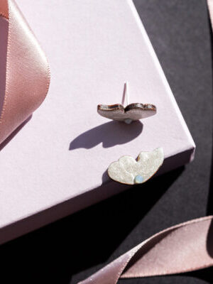 Kõrvarõngad ˙Liblika tiivad˙ – valge opaliitkristall, puidust (12×22 mm)