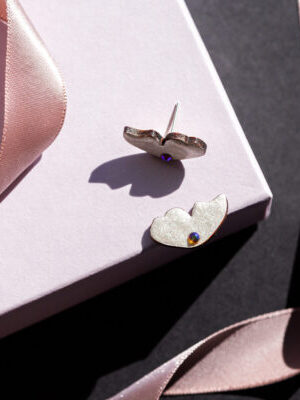 Kõrvarõngad ˙Liblika tiivad˙ – pärlmutter valge, kristall (12×22 mm)